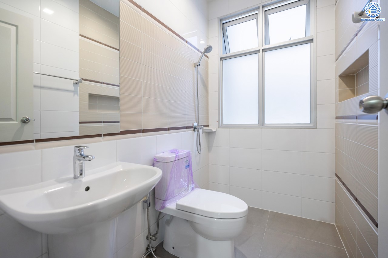 บ้านมือสองตกแต่งใหม่ ม.วิลล่าการ์เด้น1 รัตนาธิเบศร์ หลังมุม เนื้อที่ 64.1 ตร.ว. ฟังก์ชัน 4 ห้องนอน 3 ห้องน้ำ 2 ที่จอดรถ บนทำเลเดินทางสะดวก เชื่อมต่อถนนรัตนาธิเบศร์, ถนนราชพฤกษ์, ถนนกาญจนาภิษก ใกล้เซ็นทรัลเวสต์เกต รถไฟฟ้าสายสีม่วง "สถานีบางพลู" และ ทางด่วน "กาญจนาภิเษก"